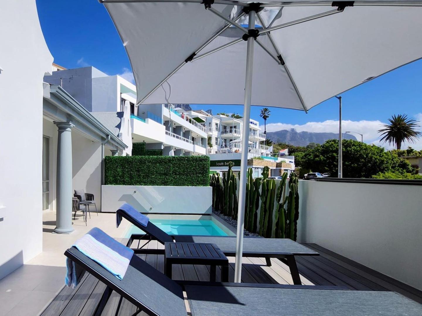فندق بوتيك ساوث بيتش كامبس باي كيب تاون المظهر الخارجي الصورة A patio with a parasol