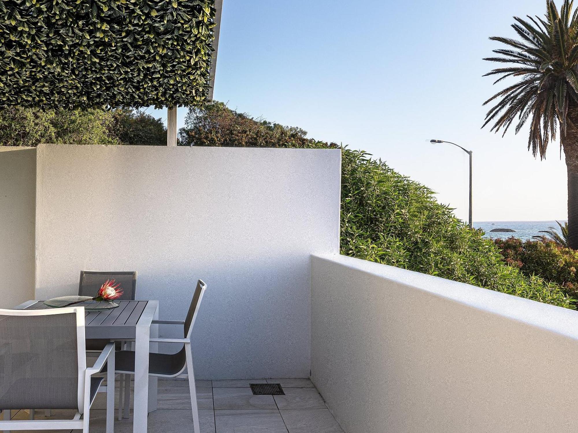 فندق بوتيك ساوث بيتش كامبس باي كيب تاون الغرفة الصورة A typical balcony at the hotel